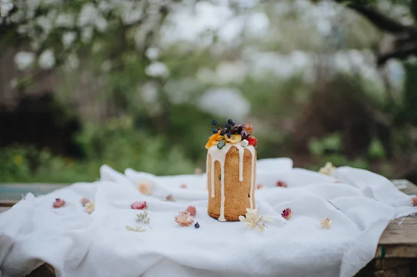 Pastel Pascua Decorado Con Esmalte Frutos Secos Espolvoreados Flores Secas — Foto de Stock