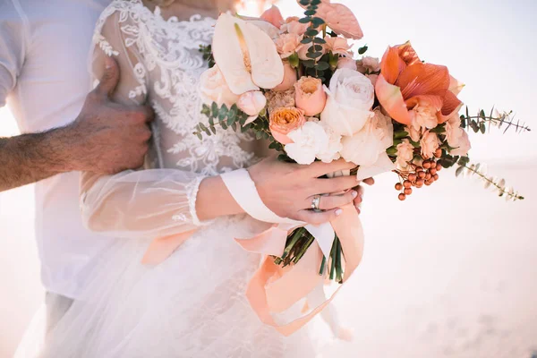 Detailní Záběr Nevěsty Kytice Amaryllis Anthuria Růží Karafiátů Eukalyptu Bílých — Stock fotografie