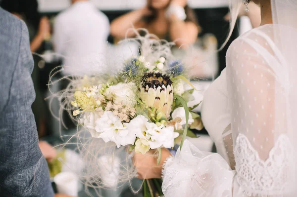Közelkép Menyasszony Csokor Fehér Virágok Protea Menyasszony Egy Csipke Fehér — Stock Fotó