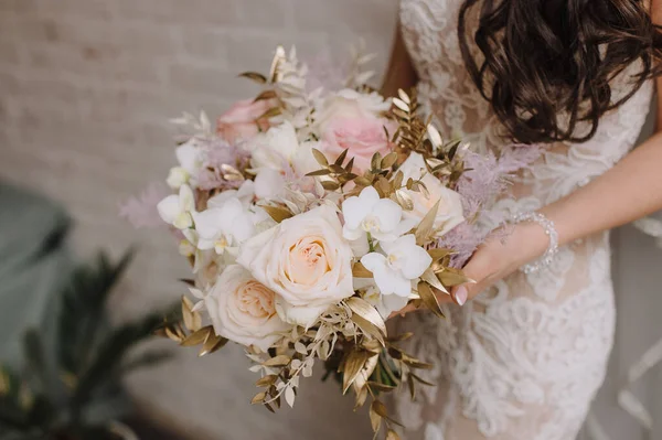 Close Buquê Uma Noiva Rosas Pêssego Cravos Folhas Douradas Eucalipto — Fotografia de Stock