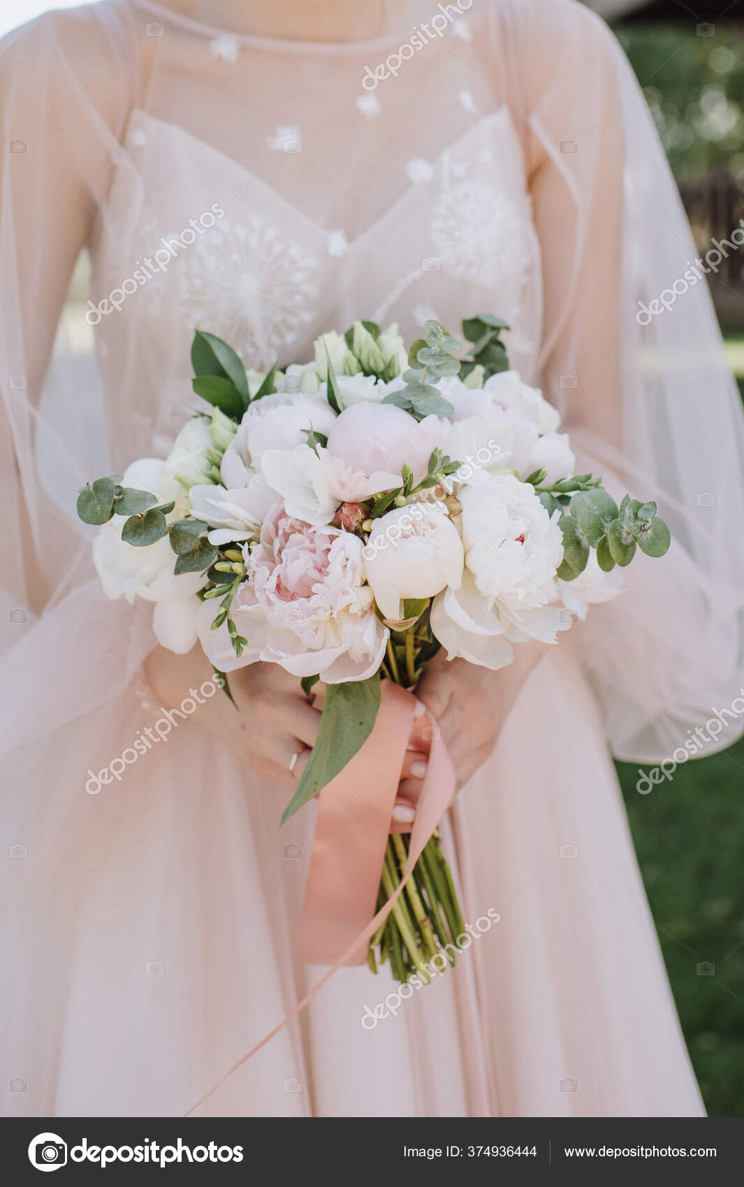 Bouquet Noiva Close Buquê Composto Por Peônias Brancas Rosa Eucalipto  fotos, imagens de © Mjade #374936444