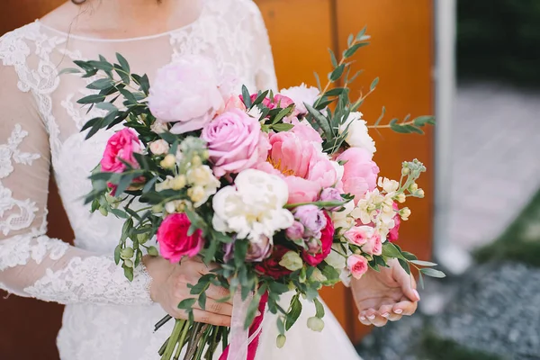 Detailní Záběr Nevěsty Kytici Pivoňek Růží Eukalyptu Bílo Růžových Odstínech — Stock fotografie