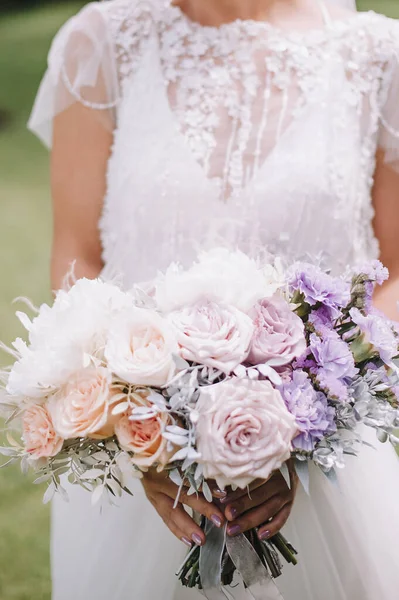 Detailní Záběr Nevěsty Kytice Růží Karafiátů Bílém Růžovém Fialovém Levandulovém — Stock fotografie