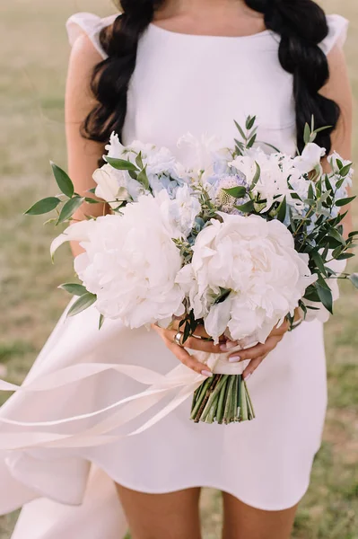 Detailní Záběr Nevěsty Kyticí Pivoňek Karafiátů Bílých Modrých Odstínech Nevěsta — Stock fotografie
