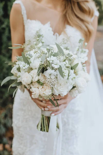 Közelkép Egy Menyasszonyi Csokor Fehér Virágról Menyasszony Egy Csipke Fehér — Stock Fotó