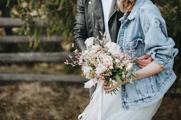 Bruid Een Spijkerjasje Hoed Heeft Een Boeket Witte Paarse Tinten — Stockfoto