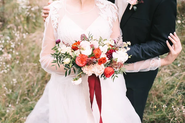 Bouquet Noiva Close Buquê Composto Por Rosas Vermelhas Brancas Eucalipto — Fotografia de Stock