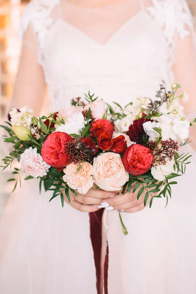 Nevěsta Kytice Zblízka Kytice Skládá Červených Bílých Růží Eukalyptu Nevěsta — Stock fotografie