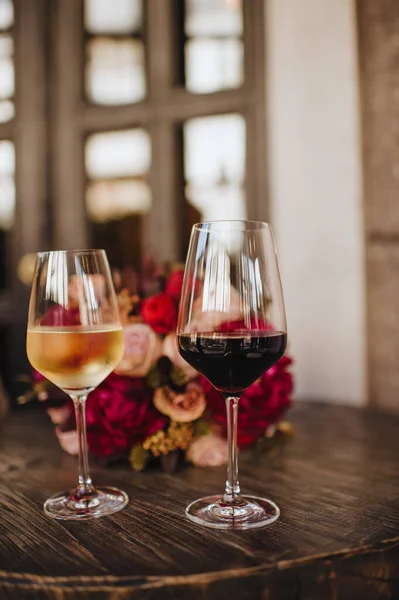 Dois Copos Vinho Branco Tinto Estão Uma Mesa Nas Proximidades — Fotografia de Stock