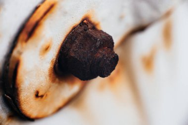 Hurda metal. Bir kat boyanın altındaki pas. Beyaz boyayı soydum. Eski bir uydu anteninde aşınma. Yakın plan. Makro. Metal aşınması