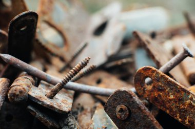 Hurda metal. Paslı vidalar, mandallar, perdeler. Pas dokusu. Yakın plan. Makro. Metal aşınması