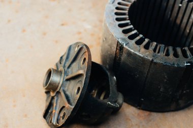 Oluklu eski yanmış motor dengeleyici çekirdeği. Hurda metal. Yakın plan. Makro