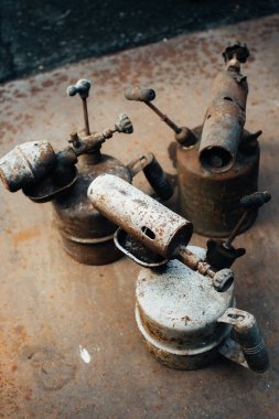 Eski paslı gaz pürmüz paslı demir bir yaprağın üzerinde duruyor. Hurda metal. Yakın plan..