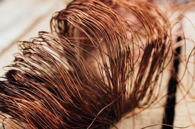 Bakır hurda metal, kablo, motor ve trafolar, yalıtımsız elektrik telleri. Bakır bir yaprağın arka planına karşı. Yakın plan. Makro.