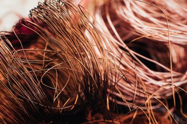 Bakır hurda metal, kablo, motor ve trafolar, yalıtımsız elektrik telleri. Bakır bir yaprağın arka planına karşı. Yakın plan. Makro.