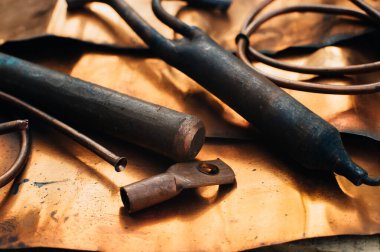 Bakır metal, bakır levha, bakır yedek parça ve detaylar. Bakır desenli. Yakın plan. Makro.