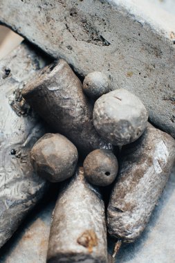 Hurda kurşun, parçalar, kurşun çubuklar. Kurşun dokusu. Yakın plan. Makro. Plumbum