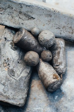 Hurda kurşun, parçalar, kurşun çubuklar. Kurşun dokusu. Yakın plan. Makro. Plumbum