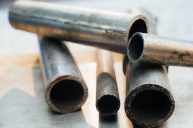 Paslanmaz çelik hurda metal, paslanmaz çelik bir levhanın arkasında paslanmaz çelik borular. Yakın plan. Makro.