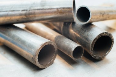 Paslanmaz çelik hurda metal, paslanmaz çelik bir levhanın arkasında paslanmaz çelik borular. Yakın plan. Makro.