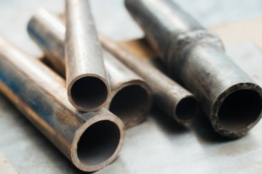 Paslanmaz çelik hurda metal, paslanmaz çelik bir levhanın arkasında paslanmaz çelik borular. Yakın plan. Makro.