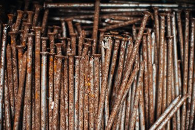 Hurda metal. Paslı çivilerle dolu bir kutu. Yakın plan. Makro.