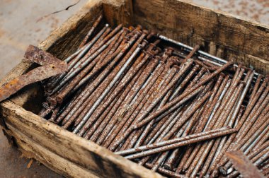 Hurda metal. Paslı çivilerle dolu bir kutu. Yakın plan. Makro.