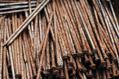 Hurda metal. Paslı çivilerle dolu bir kutu. Yakın plan. Makro.