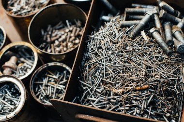 Hurda metal. Paslı çivilerle dolu bir kutu. Yakın plan. Makro.
