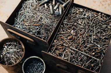 Hurda metal. Paslı çivilerle dolu bir kutu. Yakın plan. Makro.