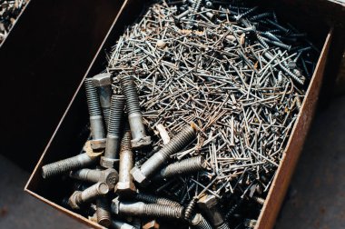 Hurda metal. Paslı çivilerle dolu bir kutu. Yakın plan. Makro.