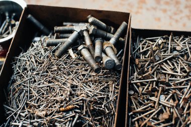 Hurda metal. Paslı çivilerle dolu bir kutu. Yakın plan. Makro.