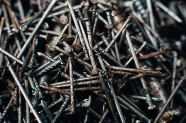 Hurda metal. Paslı çivilerle dolu bir kutu. Yakın plan. Makro.