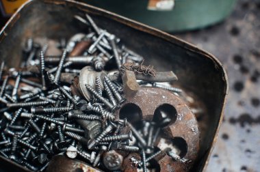 Hurda metal. Eski yağ sürgüsü. Yakın plan. Makro.