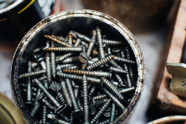 Hurda metal. Eski yağ sürgüsü. Yakın plan. Makro.