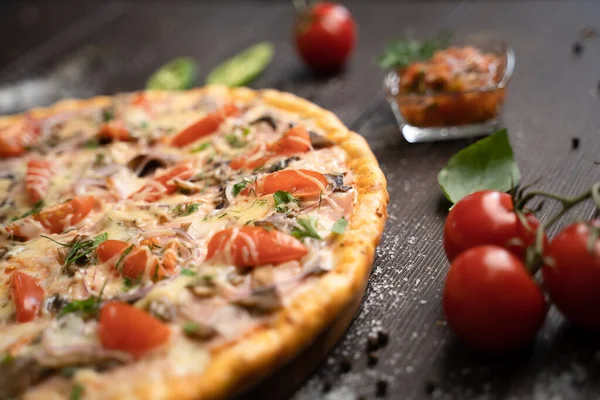 Italienische Küche. Pizza mit verschiedenen Belägen. Stockfoto