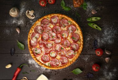 İtalyan mutfağı. Çeşitli malzemeli pizza..