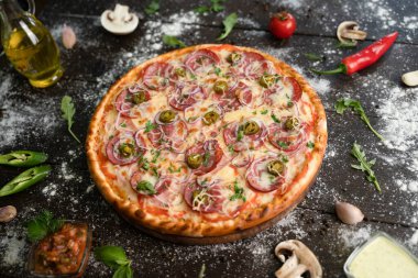 İtalyan mutfağı. Çeşitli malzemeli pizza..