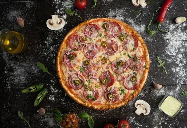 Italienische Küche. Pizza mit verschiedenen Belägen. Stockbild