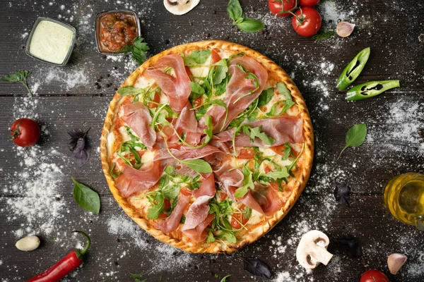 Italienische Küche. Pizza mit verschiedenen Belägen. Stockbild