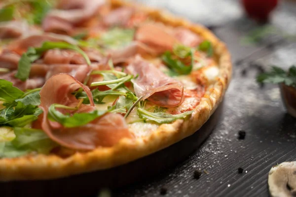 Italienische Küche. Pizza mit verschiedenen Belägen. Stockfoto