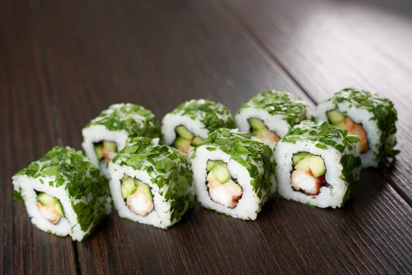 Sushi auf dunkelbraunem Tisch lizenzfreie Stockbilder