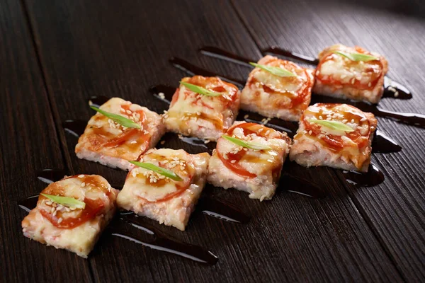 Sushi auf dunkelbraunem Tisch lizenzfreie Stockbilder