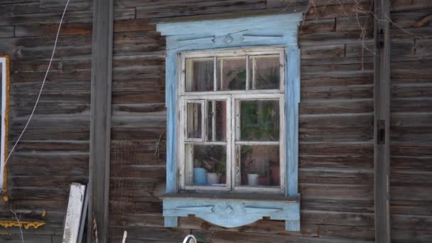 Παλιά ξύλινη, διώροφη, πολυκατοικία. Συννεφιά, χειμώνας. Ρωσία, Σιβηρία. Αυτόνομο Khanty-Mansi Okrug-Yugra — Αρχείο Βίντεο