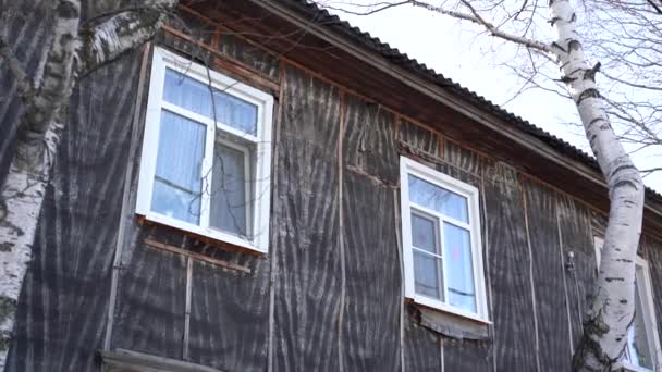 Παλιά ξύλινη, διώροφη, πολυκατοικία. Συννεφιά, χειμώνας. Ρωσία, Σιβηρία. Αυτόνομο Khanty-Mansi Okrug-Yugra — Αρχείο Βίντεο