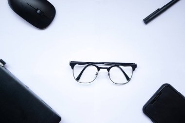 Teknoloji (Hi-Tech) Ev ortamında rahat iş Not Defteri, cam, kalem ve fare beyazı arka plan kullanın. Teknoloji (Hi-Tech) kolay yönetim işleri hakkında. Uyarı: kendinizi evde tutun. Koronavirüsü veya covid-19 'u koru.