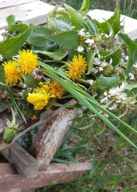 Çayırda bir buket çiçekli bir masa.