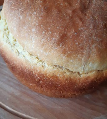 Ahşap bir tahtanın üzerinde iştah açıcı demir ekmek