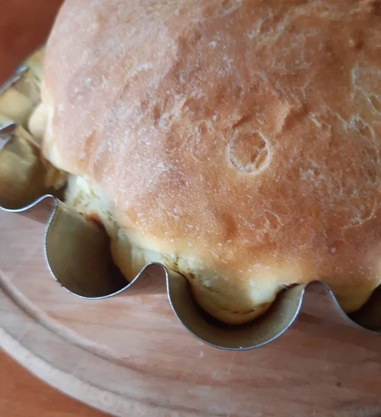 Tahtaya Yakın Konumda Refleks Şeklinde Bir Ekmek — Stok fotoğraf