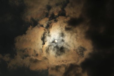 Gün batımında bulutlu bir gökyüzü. Rengi değişmiş. Gökyüzü dokusu, soyut doğa arkaplanı